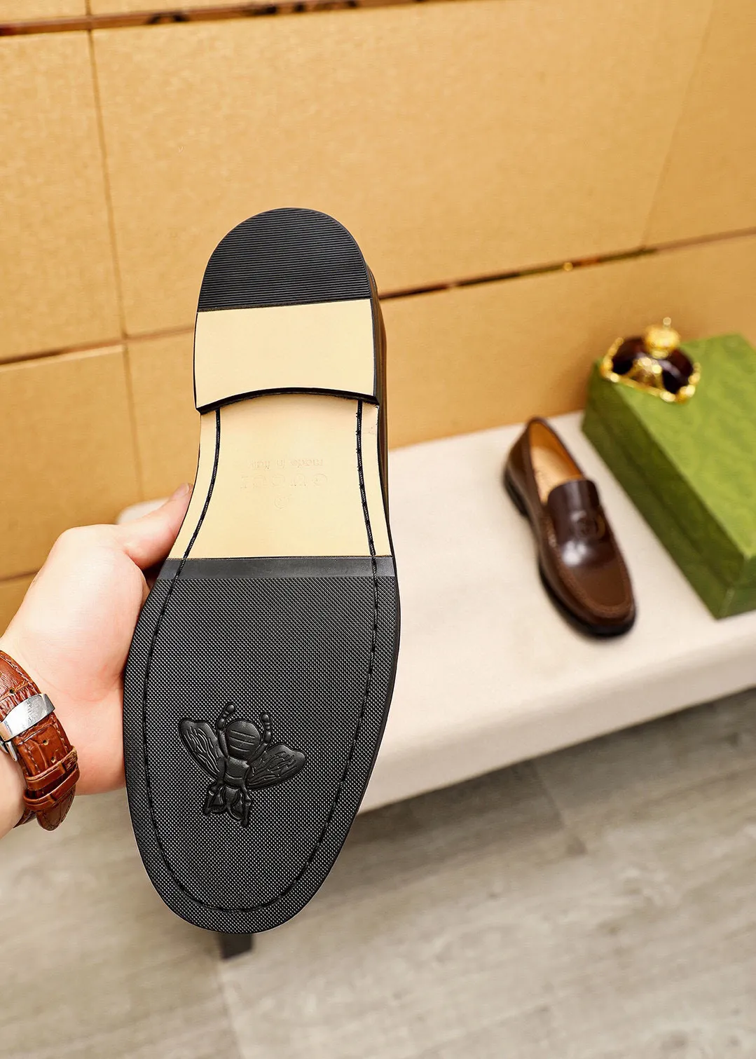 Men's shoes 💰480 💐 Product trademark: GUCCI "Gucci" casual leather shoes Regular size: 38-44 (45🉑️customized) Product materials: Selected imported first-layer open-edge beaded cowhide leather upper + luxury hardware buckle, imported water-dyed cowhide leather lining. Strong three-dimensional visual effect, combined outsole Color: 4⃣️colors available